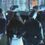 policial-dispara-acidentalmente-dentro-de-predio-de-universidade-de-nova-york-ao-retirar-manifestantes-pro-palestina