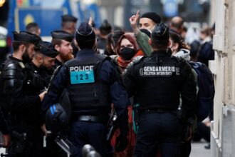 policia-expulsa-estudantes-pro-palestinos-que-ocupavam-predio-de-faculdade-em-paris