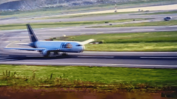 video:-aviao-arrasta-fuselagem-na-pista-apos-problema-com-trem-de-pouso-no-aeroporto-de-istambul