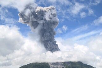 vulcao-entra-em-erupcao-na-indonesia-e-expele-coluna-de-fumaca-de-1,5-km