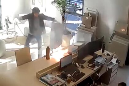 celular-explode-enquanto-carregava-em-escritorio-e-causa-incendio;-video