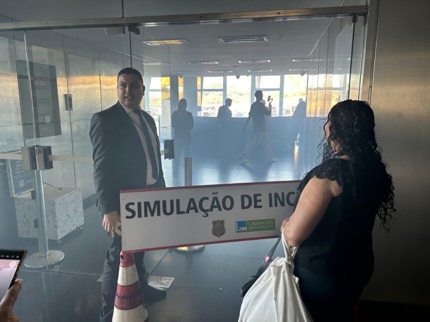 video:-fumaca-em-torre-do-congresso-durante-simulacao-assusta-moradores-de-brasilia