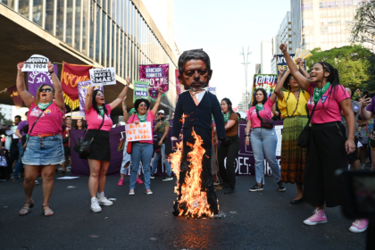 manifestantes-queimam-boneco-de-lira-em-ato-contra-‘pl-do-aborto’-neste-domingo