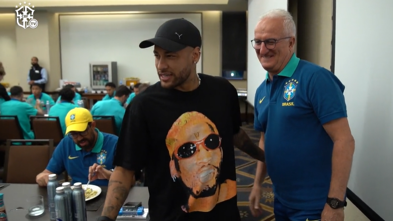 neymar-surpreende-vendedor-de-rua-e-compra-camisas-da-selecao;-veja-video