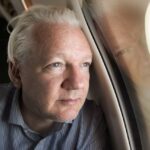 wikileaks-posta-foto-de-julian-assange-em-aviao-a-caminho-das-ilhas-marianas-do-norte