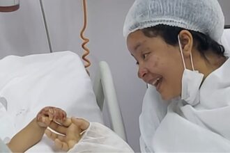 mae-e-filho-de-1-ano-feridos-em-explosao-de-lancha-se-reencontram-uma-semana-apos-acidente