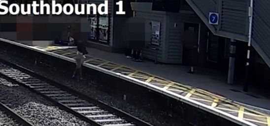 video:-menino-de-3-anos-pula-de-plataforma-ferroviaria-e-e-salvo-segundos-antes-de-o-trem-passar