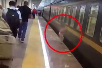 video:-policial-salva-crianca-de-tres-anos-que-caiu-entre-trem-e-plataforma;-resgate-levou-menos-de-20-segundos