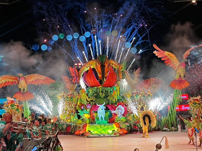 garantido-sai-de-dentro-de-‘beija-flor’-em-homenagem-a-lindolfo-monteverde-durante-o-festival-de-parintins