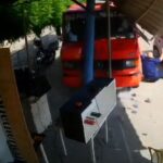 video:-caminhao-desgovernado-bate-em-poste-e-arremessa-motorista-que-estava-pendurado-na-porta-no-ceara