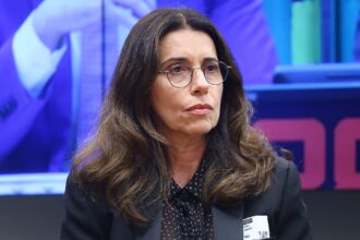apos-ter-prisao-revogada,-ex-diretora-da-americanas-retorna-ao-brasil