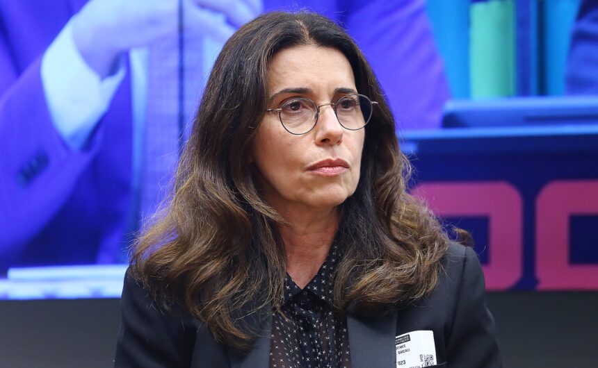 apos-ter-prisao-revogada,-ex-diretora-da-americanas-retorna-ao-brasil