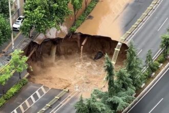 video:-onda-de-agua-e-areia-abre-buraco-enorme-em-rodovia-na-china