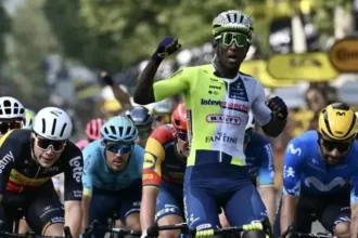 ciclista-da-eritreia-e-1o-negro-africano-a-vencer-uma-etapa-do-tour-de-france