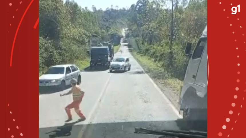 assista:-caminhoneiro-flagra-trabalhador-escapando-por-segundos-de-ser-atropelado-em-obra-de-rodovia-do-parana