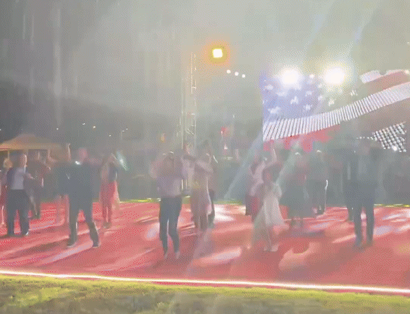 mais-que-amigos:-presidente-do-kosovo-faz-dancinha-na-chuva-em-homenagem-ao-4-de-julho-dos-eua;-video