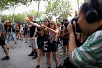 moradores-protestam-com-pistolas-de-agua-contra-turistas-em-barcelona